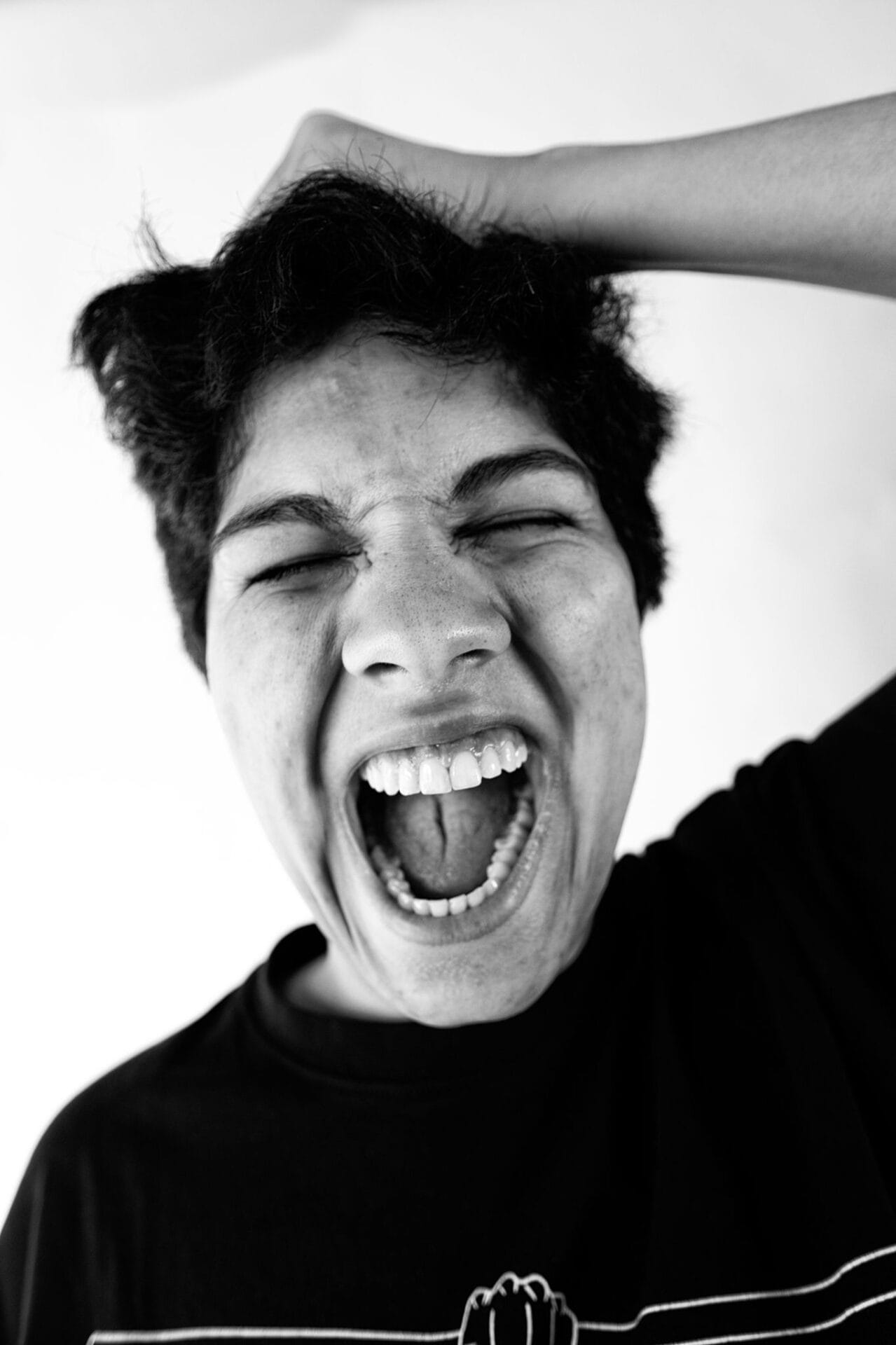 Schwarz-Weiß Portrait einer ausdrucksstraken jungen Person