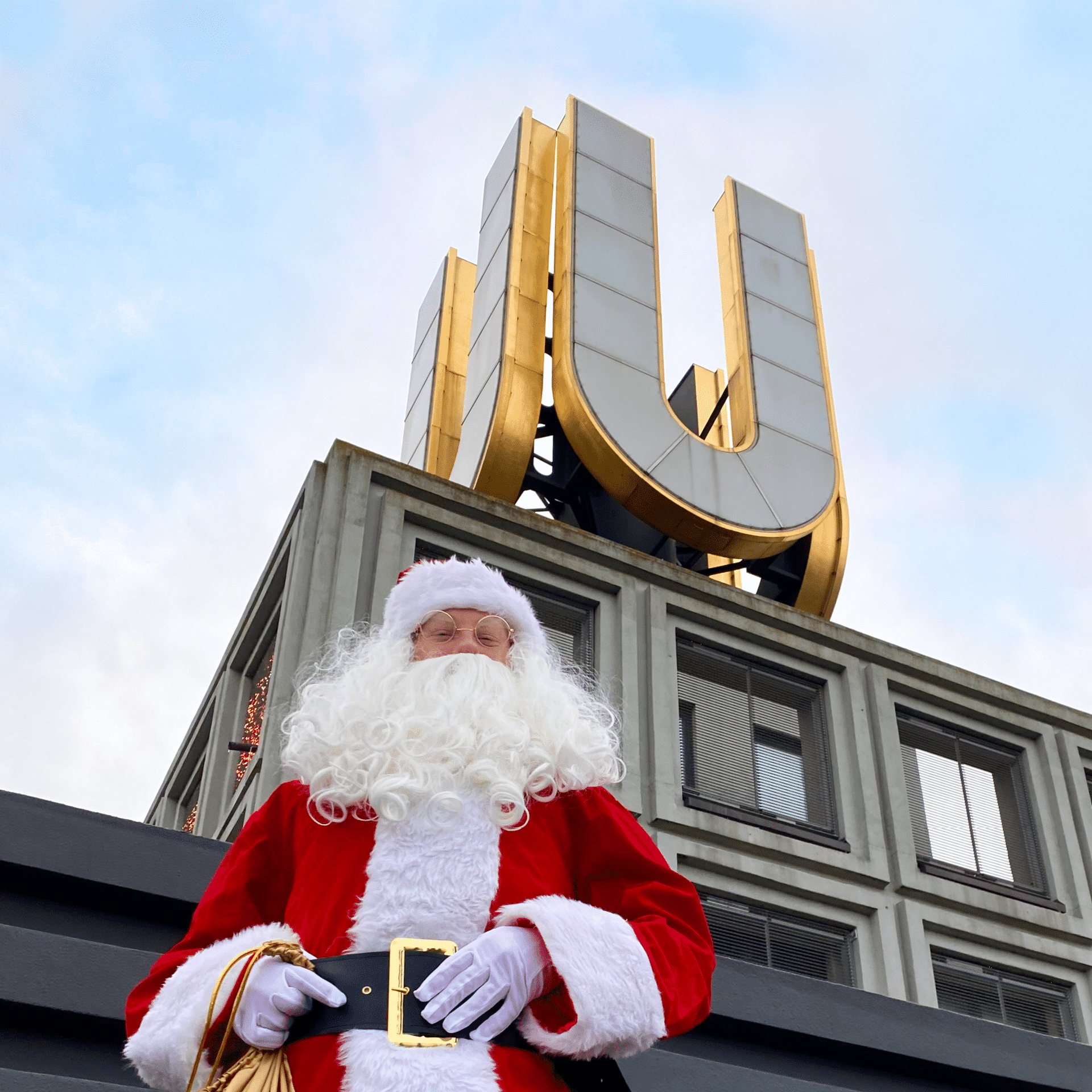 Der Weihnachtsmann vor dem Dortmunder U (Foto: Jannis Kötting)