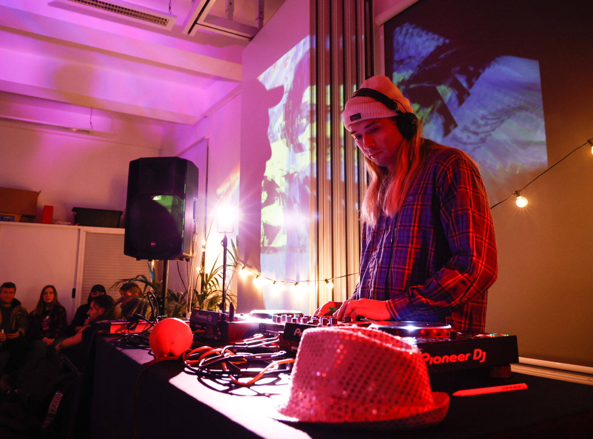 Eine Person bedient ein DJ-Pult.