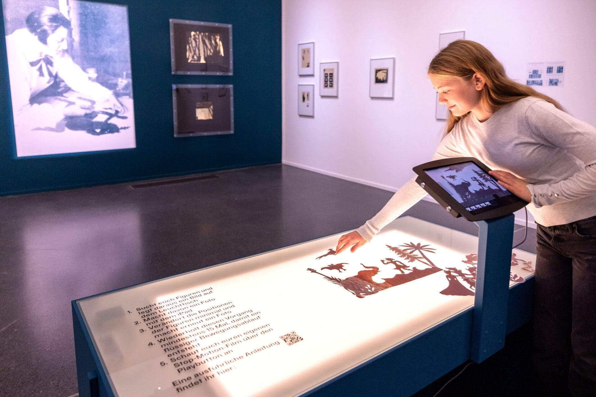 Mädchen erstellt einen Stop Motion Film an einer interaktiven Station in der Ausstellung "Künstlerinnen in Expressionismus und Fluxus - Tell these People who I am"