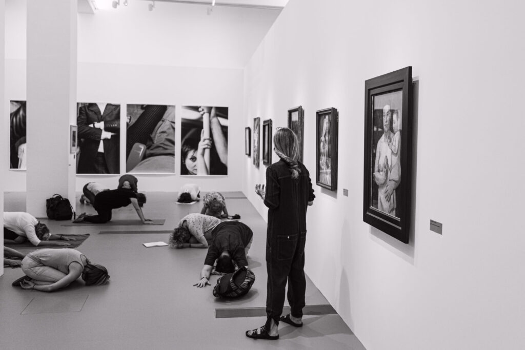 Yoga inmitten von Kunst gibt es beim "Kleinen Freitag" im Museum Ostwall im Dortmunder U. 