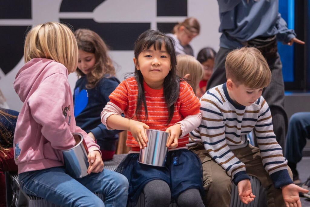Kinder im MO bastelten ein Kunstwerk mit Bohnen und Schokolinsen