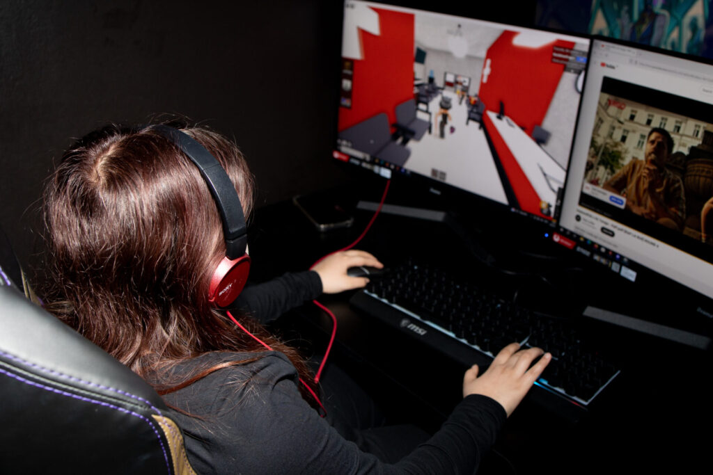 Ein Kind spielt Videospiele