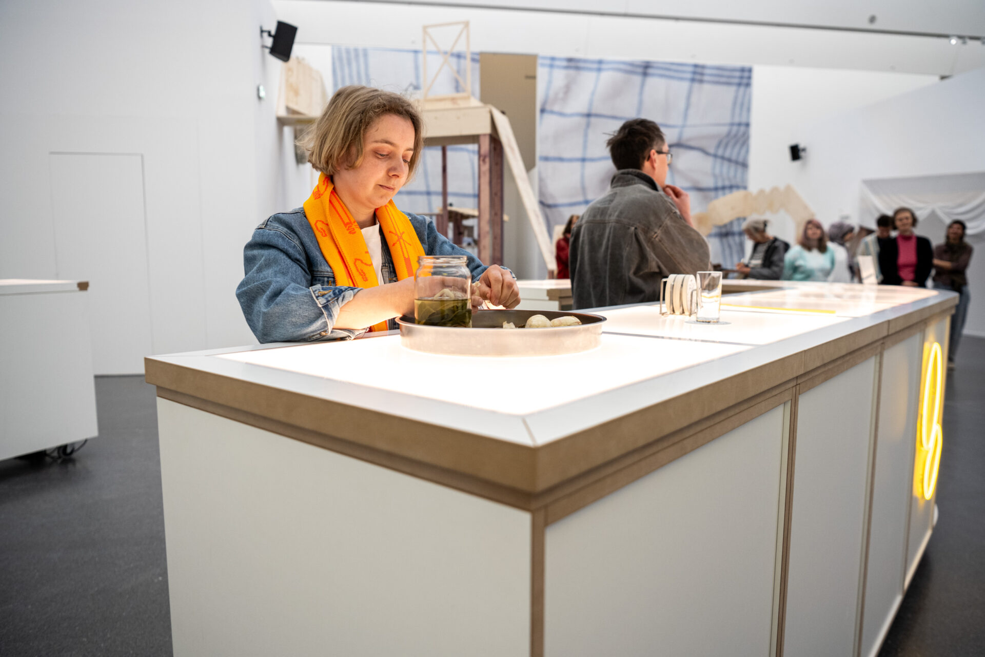 Maike Donike und Johannes Specks in der Skulptur Kulisse in der Ausstellung 