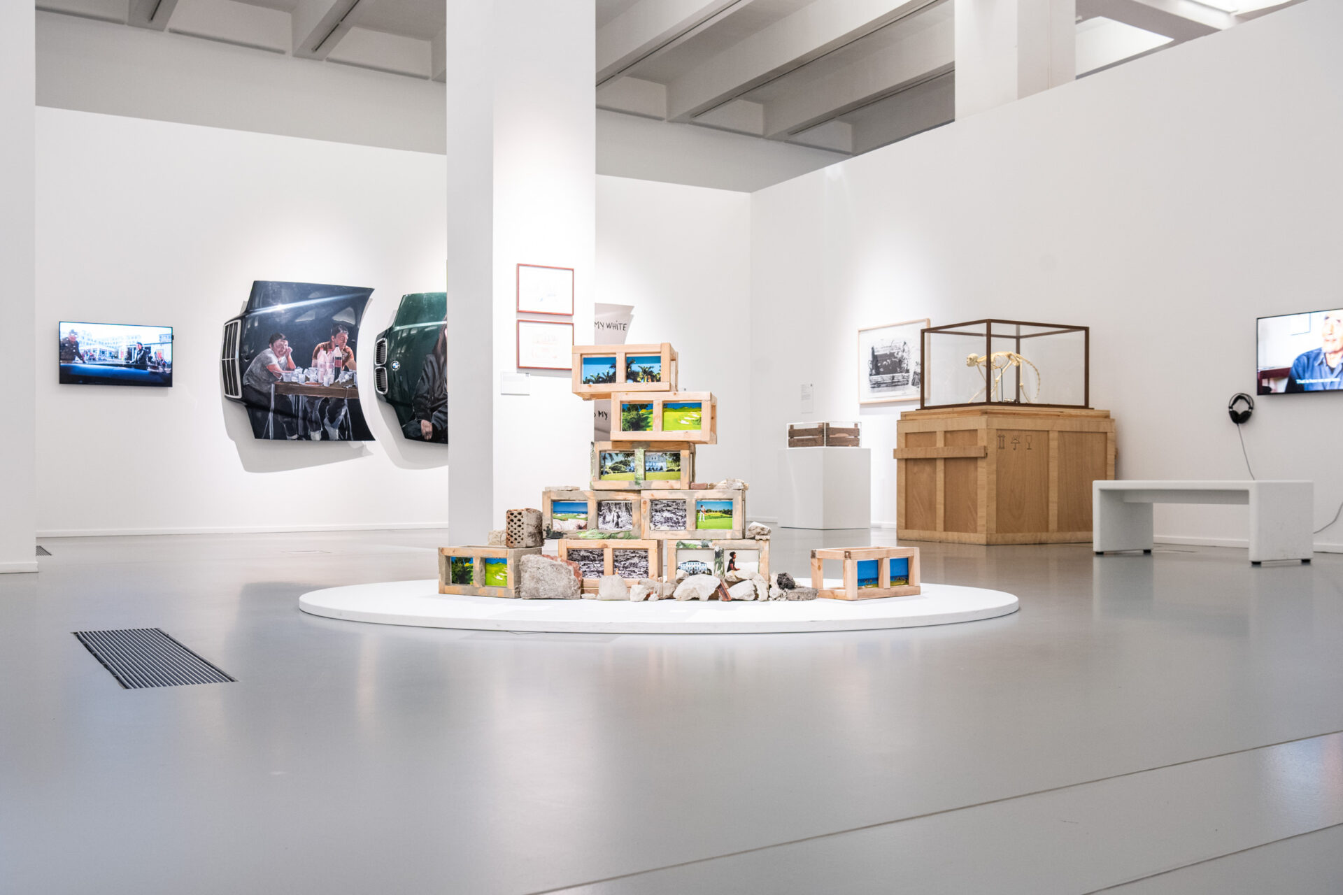 Werk von Camille Chedda – seit 2025 Teil der Sammlung des Museum Ostwall und zu sehen auf Etage 4.
