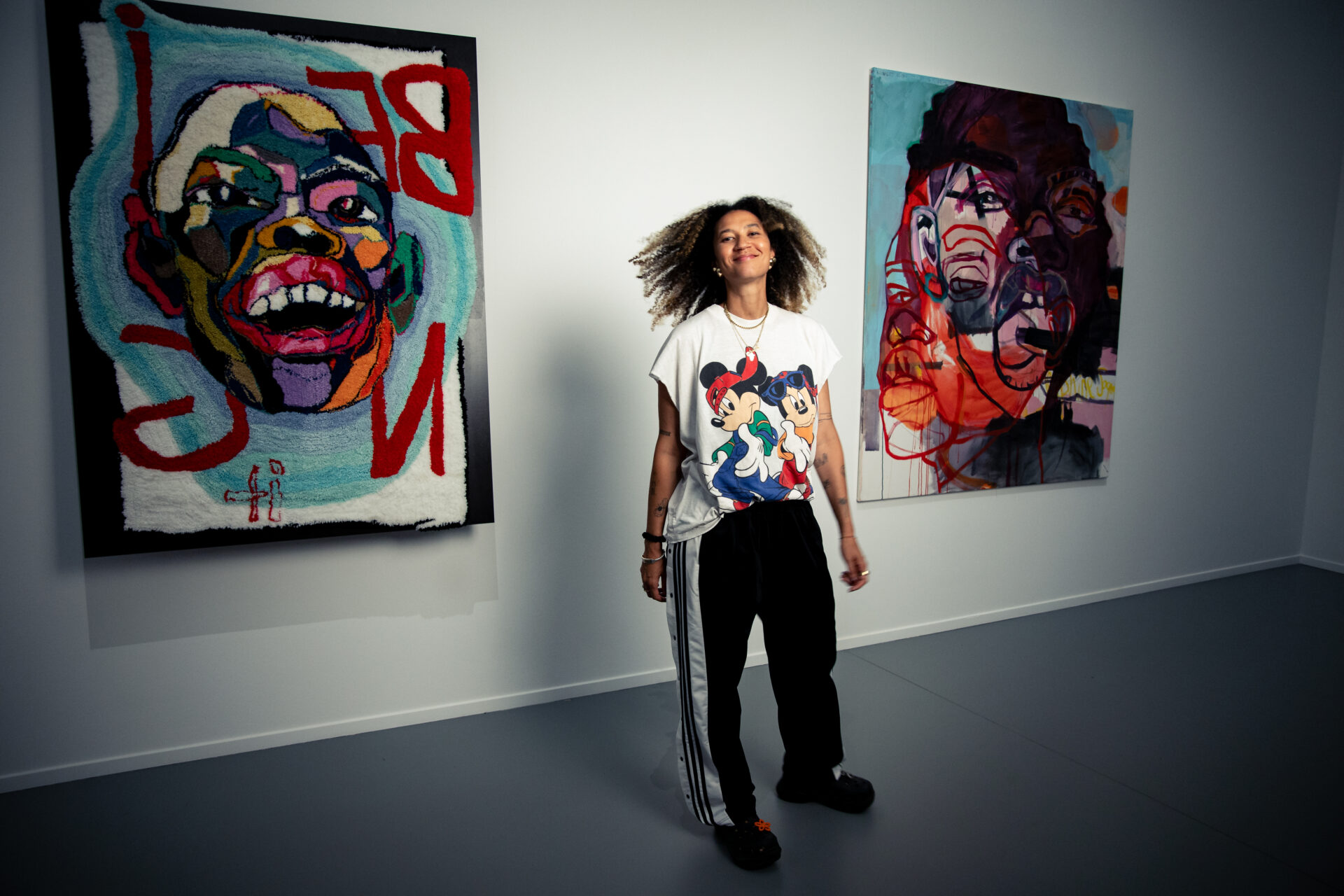 Die Künstlerin Joséphine Sagna mit den vom Museum angekauften Kunstwerken.