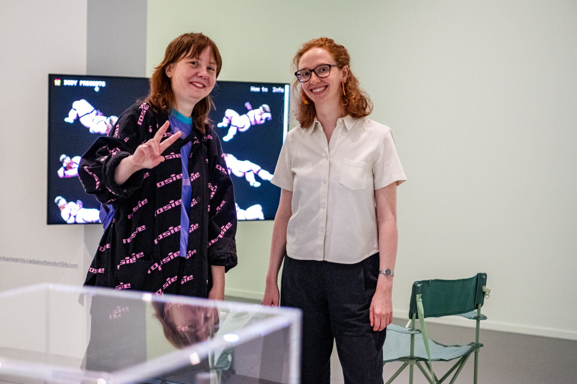 Künstlerin Nadja Buttendorf (links) und Kuratorin Clara Niermann (rechts) in der Ausstellung „FOR FREE“ im MO_Schaufenster.