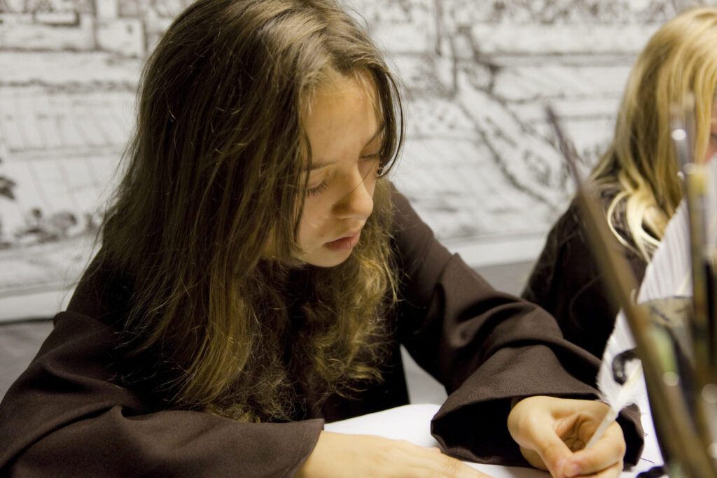 Kinder basteln im Museum Adlerturm