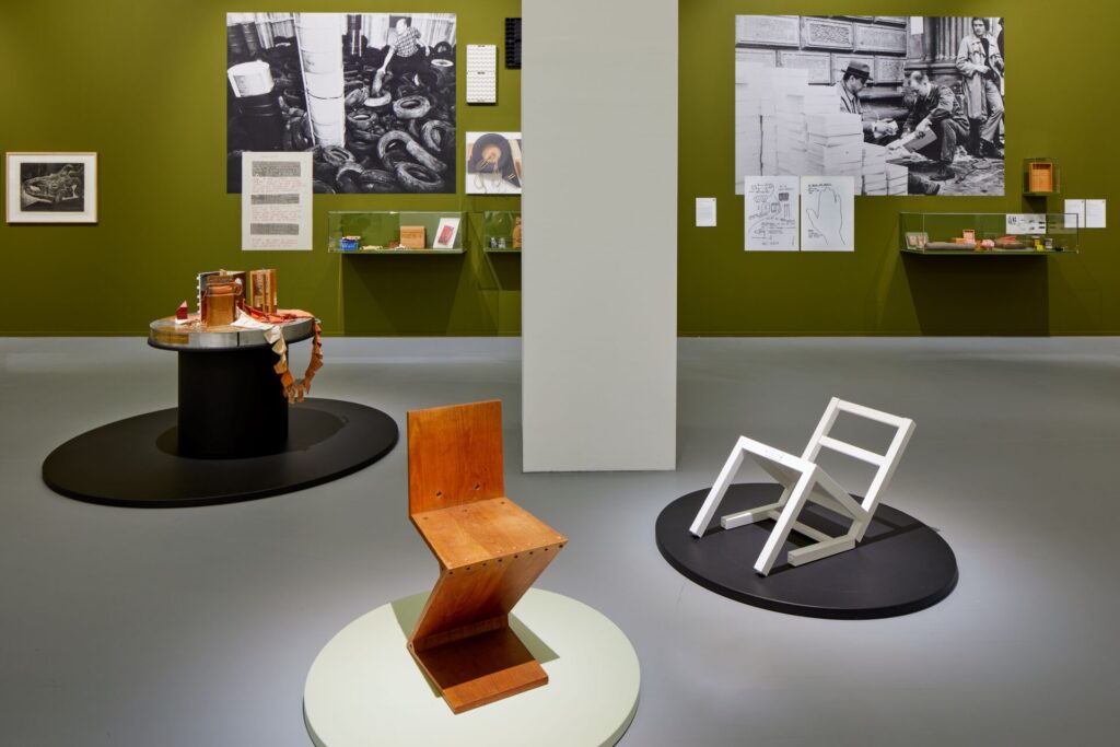 Stuhl-Kunstwerke im Museum Ostwall