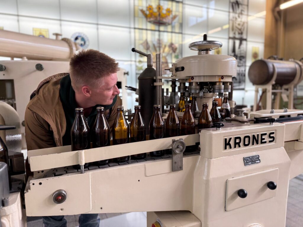 Besucher vor historischer Abfüllanlage im Brauerei-Museum.