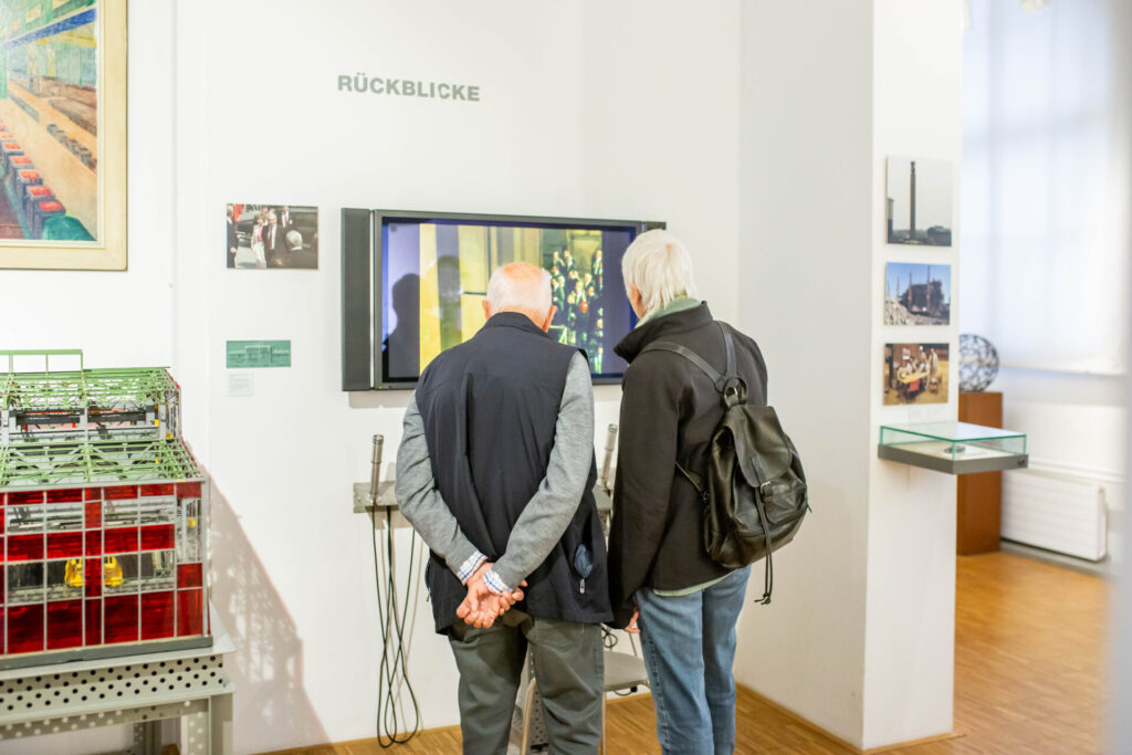 Besuchende im Hoesch-Museum