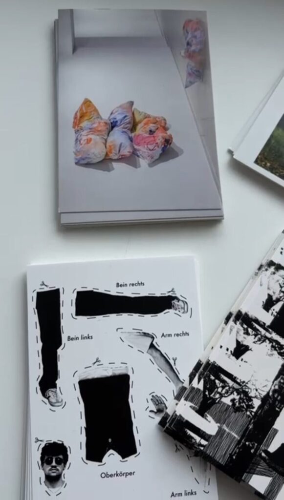 Ansicht von Postkarten aus vergangenen Editionen der "Jungen Kunst" der Freunde des MO e. V.