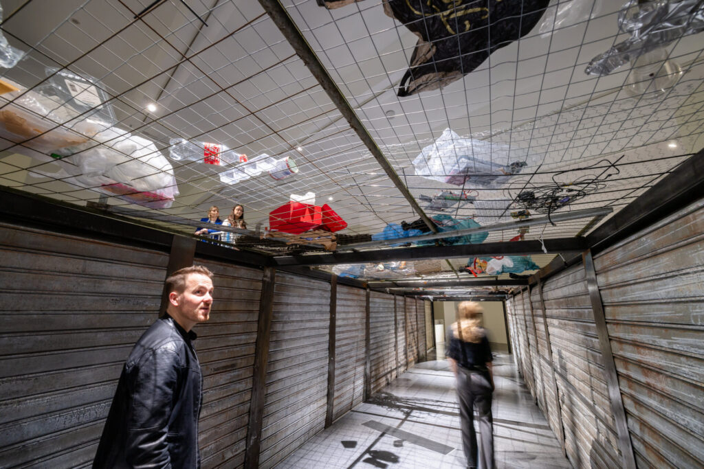 Personen in der Ausstellung Müll