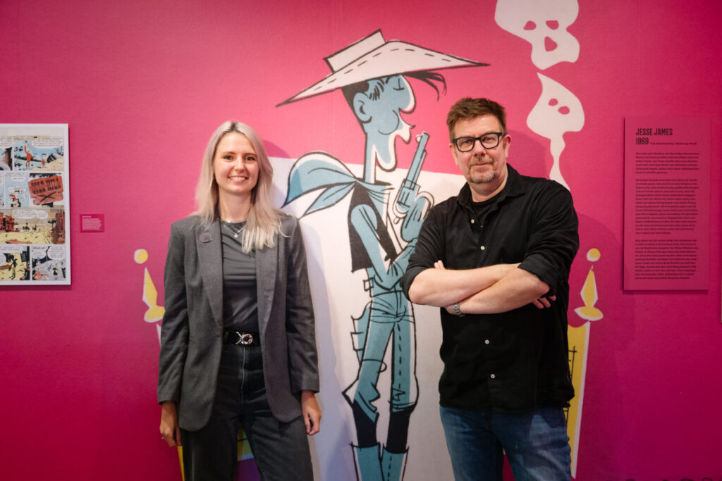 Kurator der Ausstellung Alexander Braun mit der Leiterin des schauraum: comic+ cartoon, Sophia Gloe