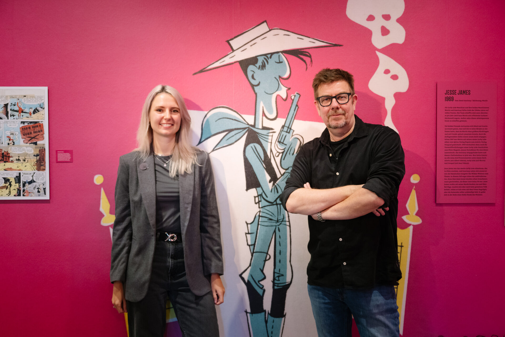 Kurator der Ausstellung Alexander Braun mit der Leiterin des schauraum: comic+ cartoon, Sophia Gloe