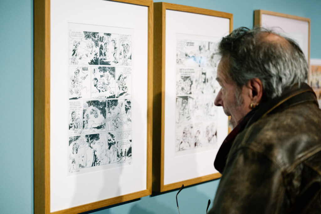 Ein Mann betrachtet original Luke Luke Zeichnungen