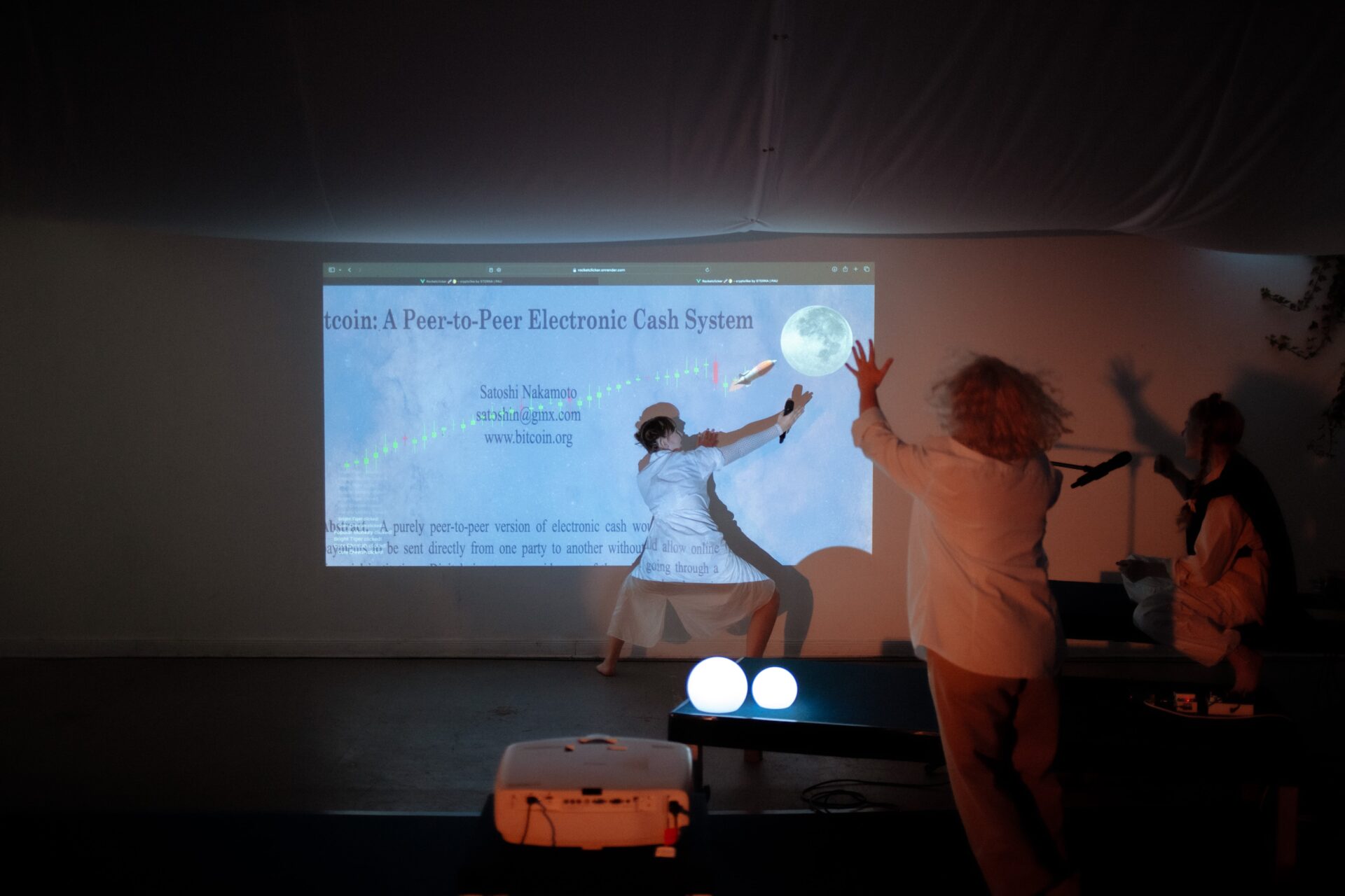 Das Bild zeigt drei Personen bei einer Performance.