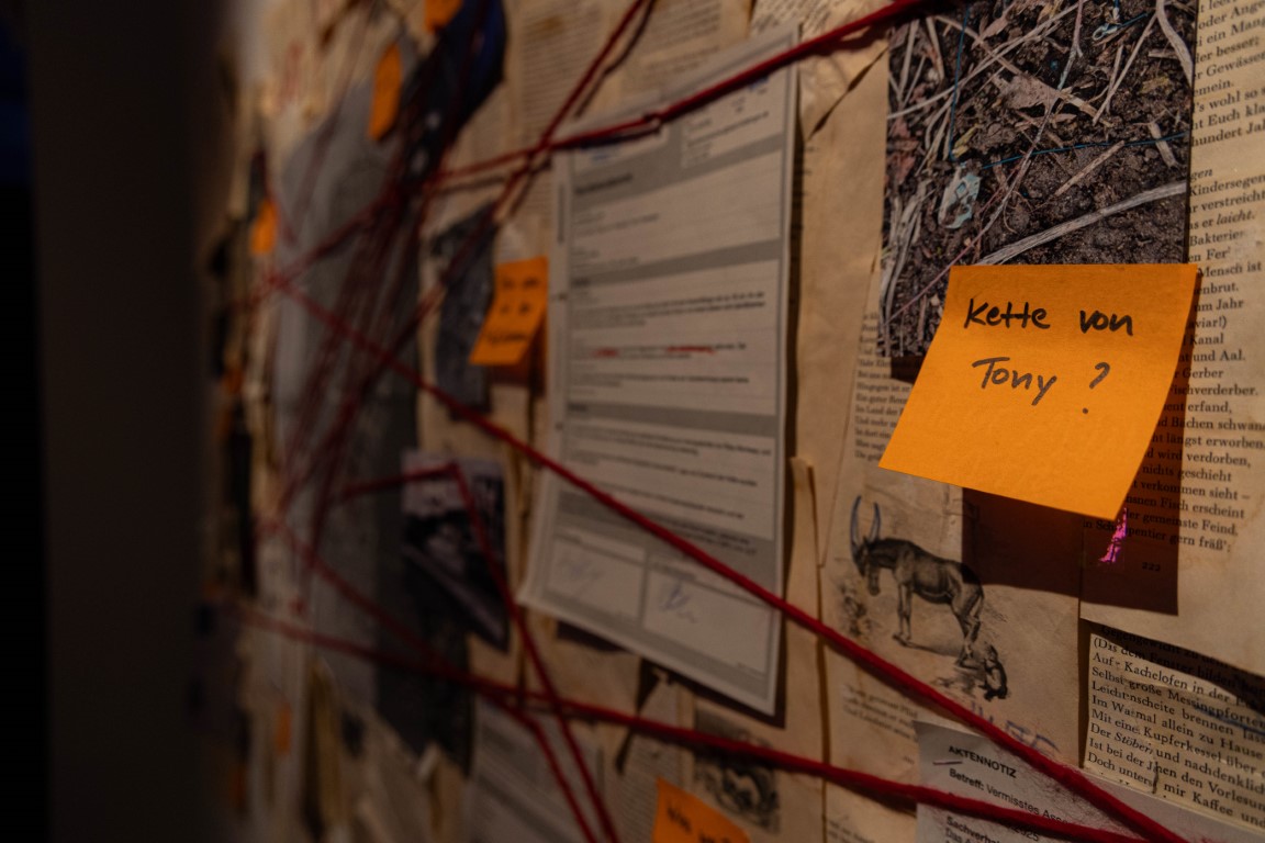 Im Vordergrund ist ein orangener Post-It Zettel, auf dem 