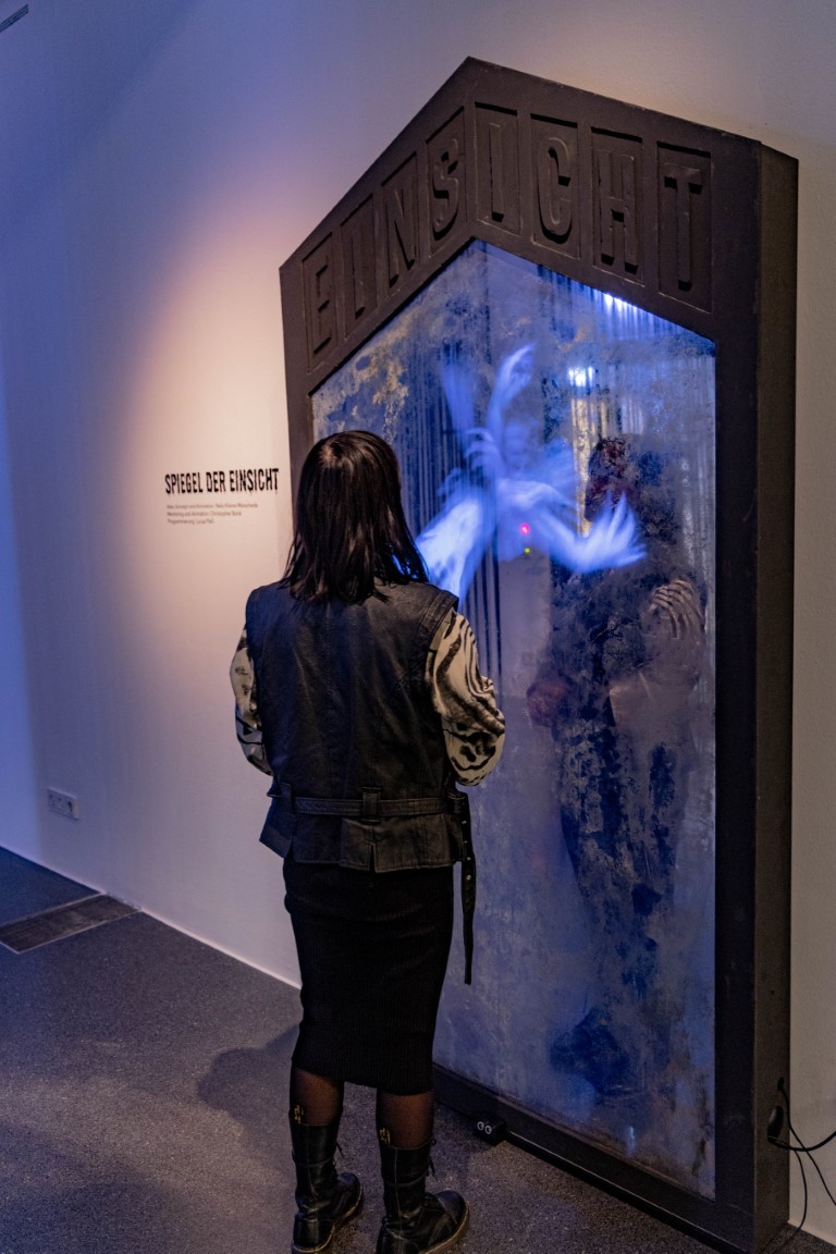 Eine Person steht vor dem großen 