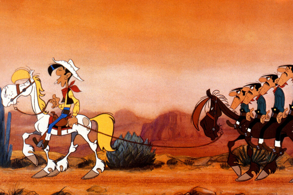 Lucky Luke auf einem Pferd mit vier gefangenen Daltons auf einem Pferd dahinter