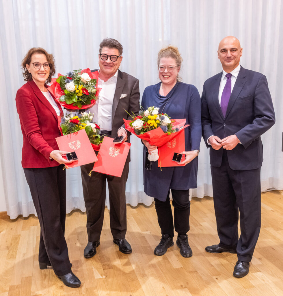 Dortmund City - Verleihung der Ehrennadel an Frau Dr Inke Arns , Fraui Ursula Mehrfeld u Herrn Bruno Knust durch OB Alexander Kalouti - Oberbuergermeister ueberreicht die Ehrung im Rathaus Dortmund