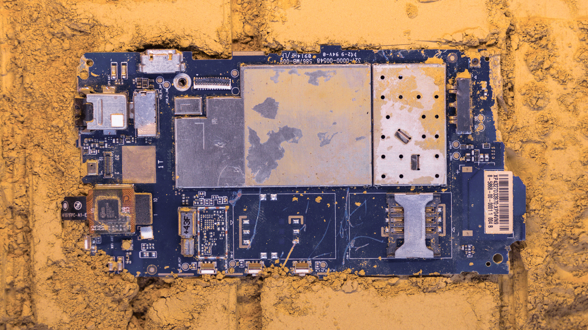 Ansicht eines Werks von Ana Alenso, Mad Rush Extended - eine Platine liegt im Sand