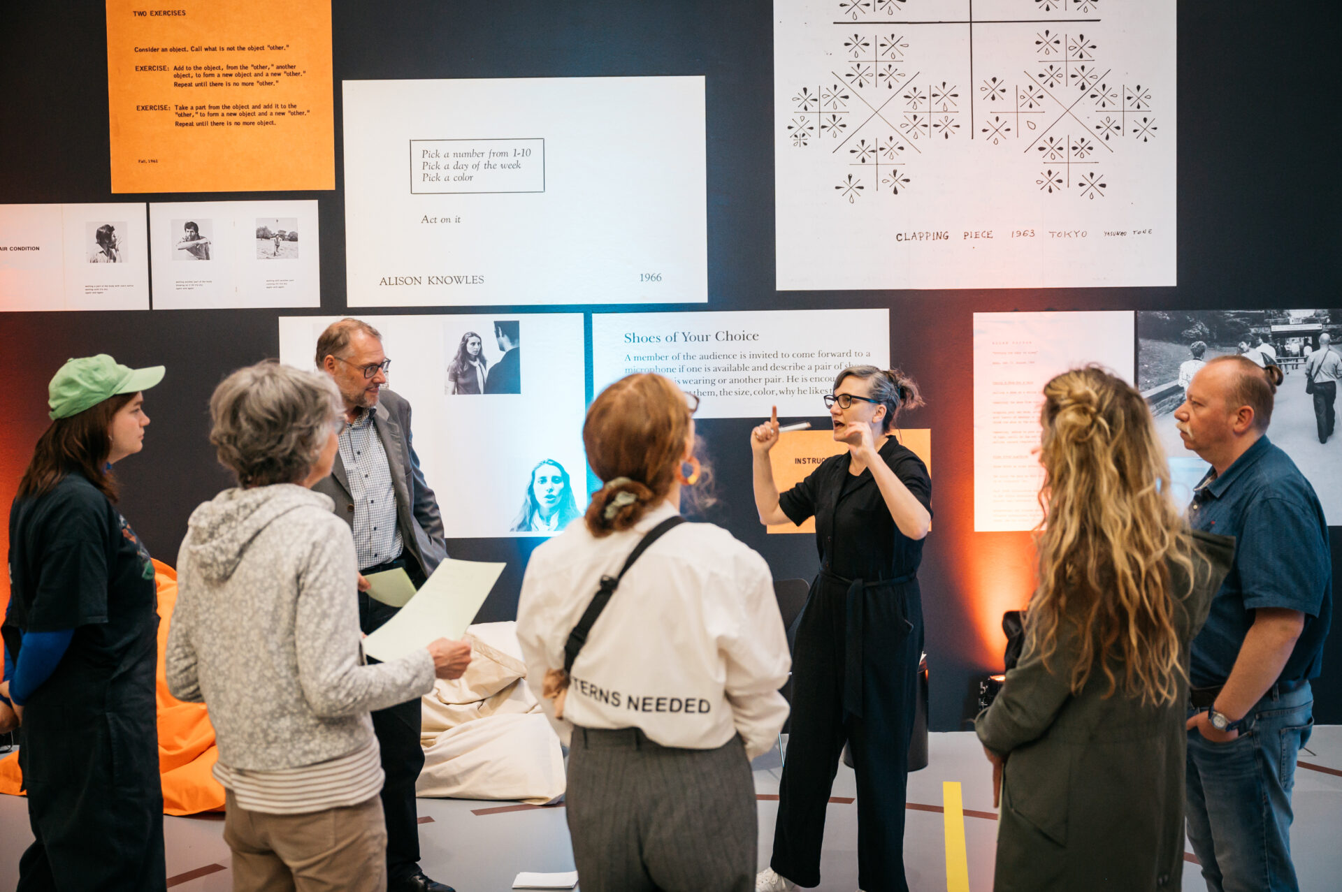 Eine Gruppe Menschen bei einer Führung durch die Sammlungspräsentation des Museum Ostwall.