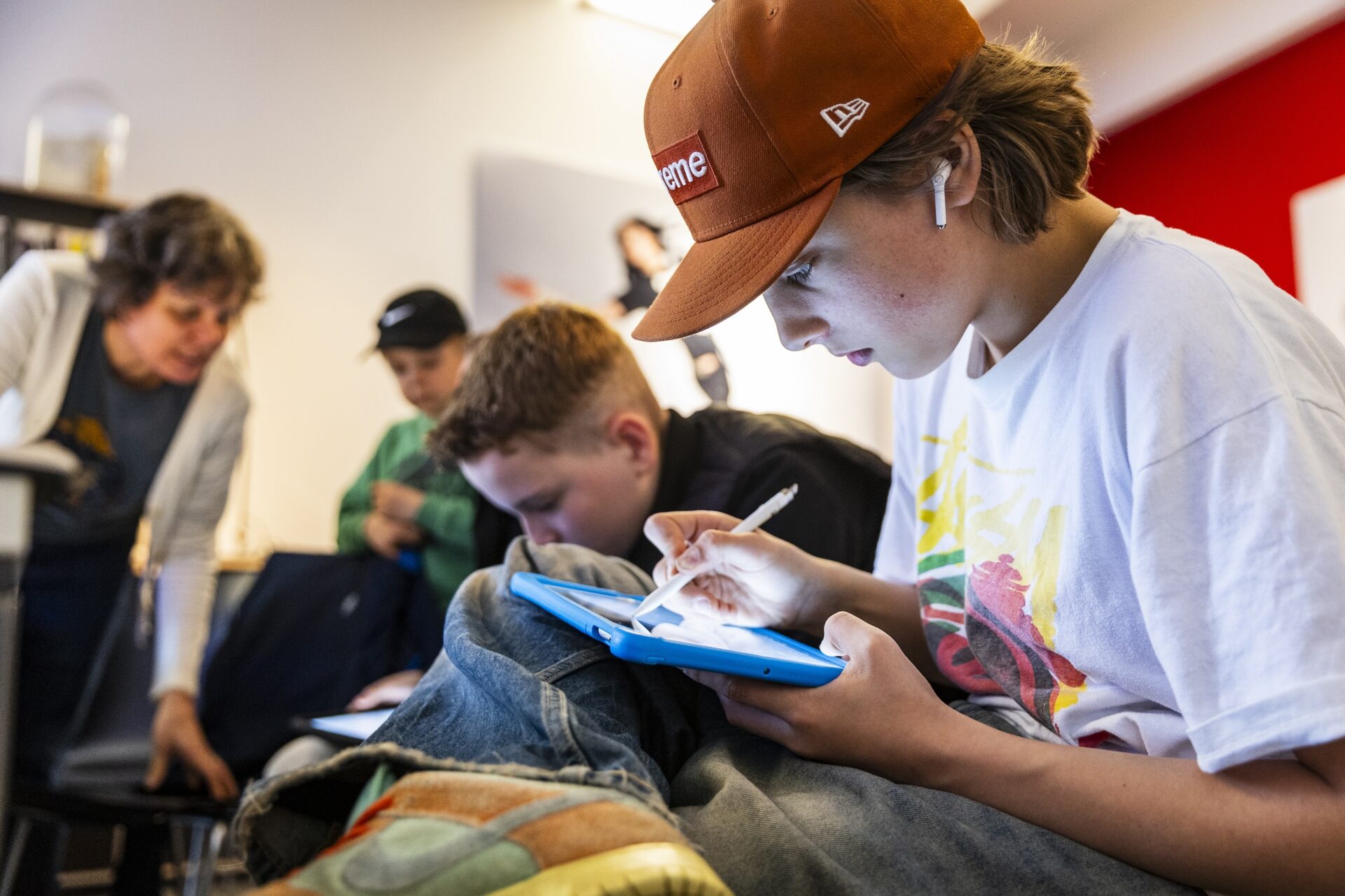 Jugendliche basteln unter Anleitung