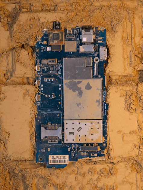 Elektroschrott im Sand