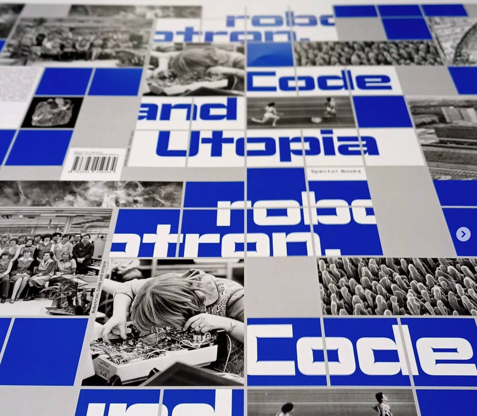 Druckfahnen des Buches in blau weißen Kachelmuster