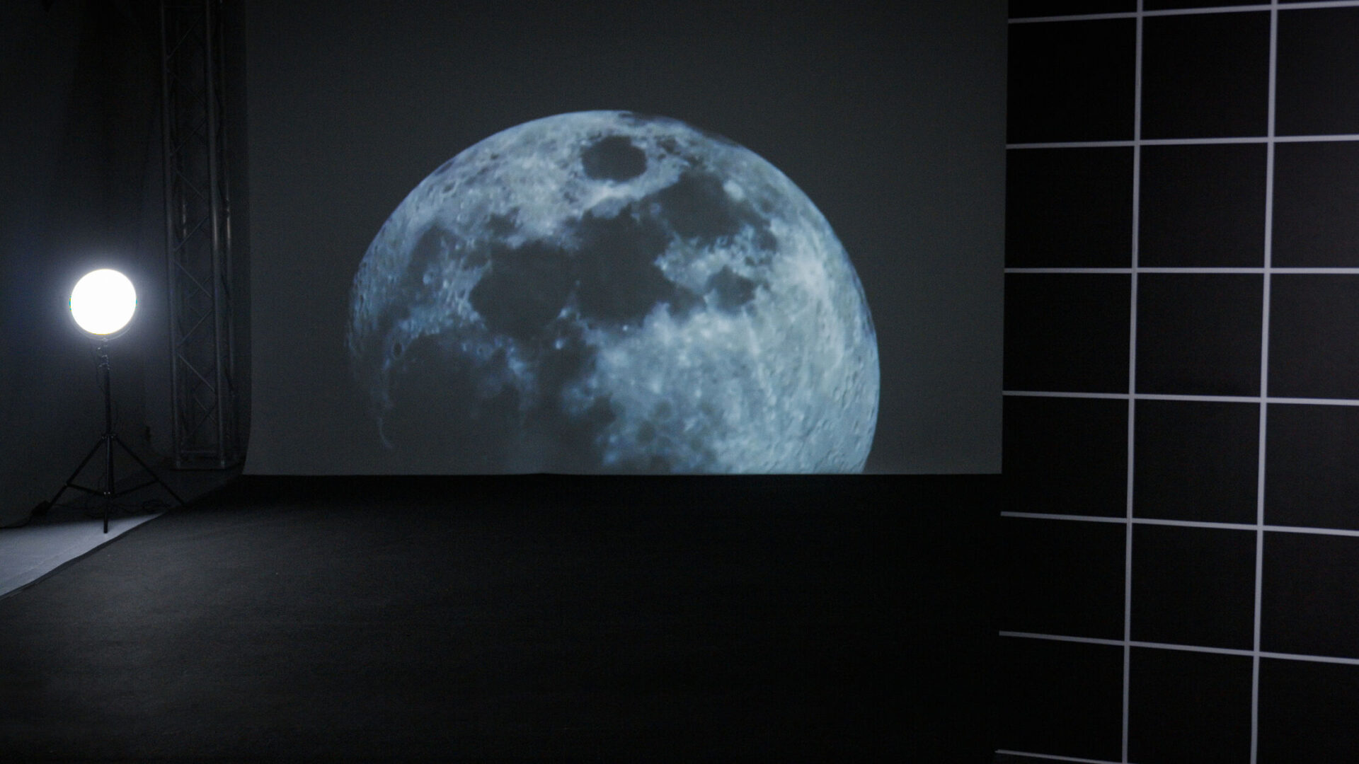 Mond im Hintergrund, Hohlraum im Vordergrund