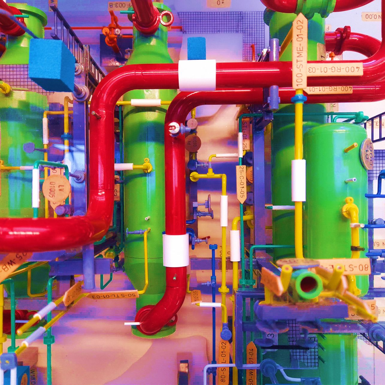 Blick auf die bunten Rohrsysteme eines biochemischen Anlagemodells