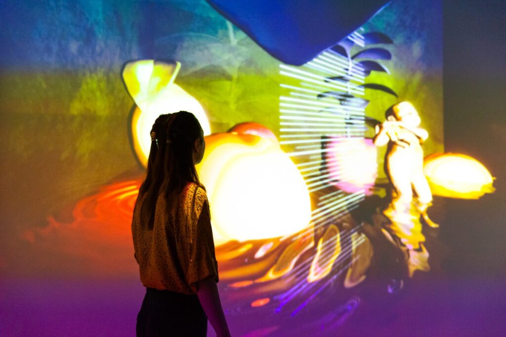 Frau steht vor digitalem Kunstwerk