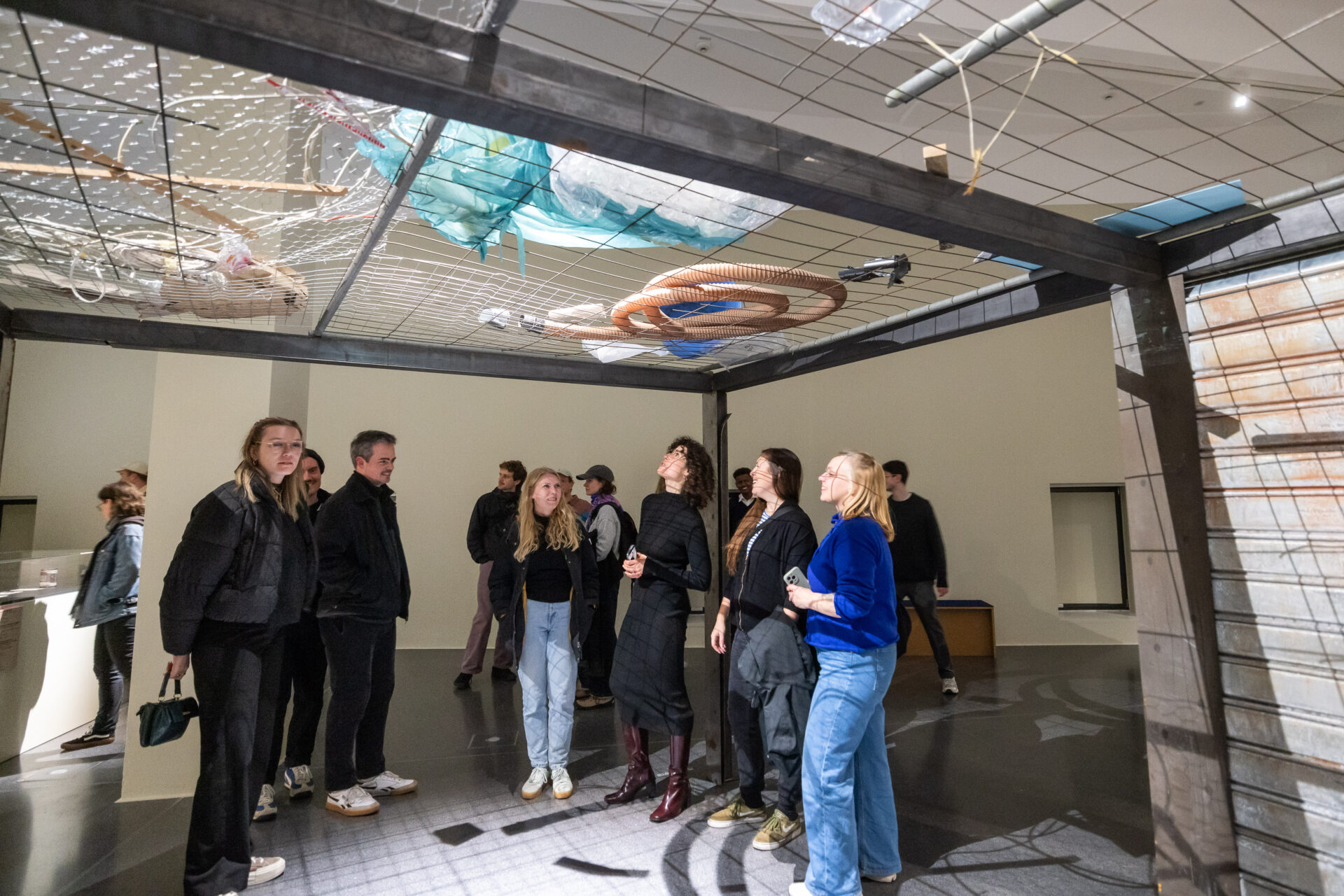 Personen in der Ausstellung Müll