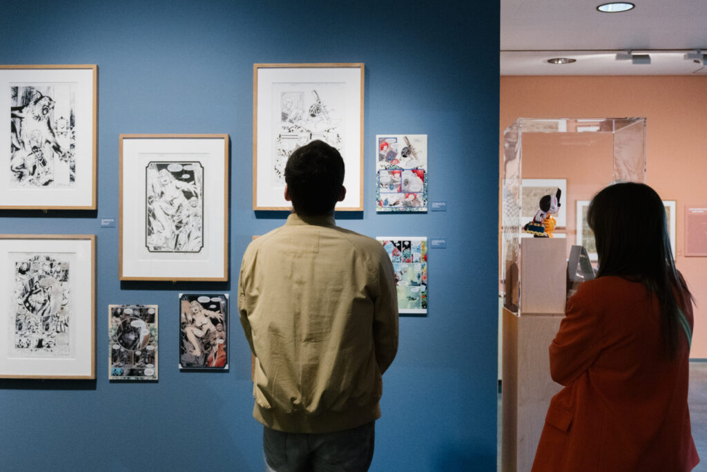 Besuchende in der Ausstellung „Ich, das Tier. Vom bösen Wolf bis Donald Duck – Tiere im Comic“