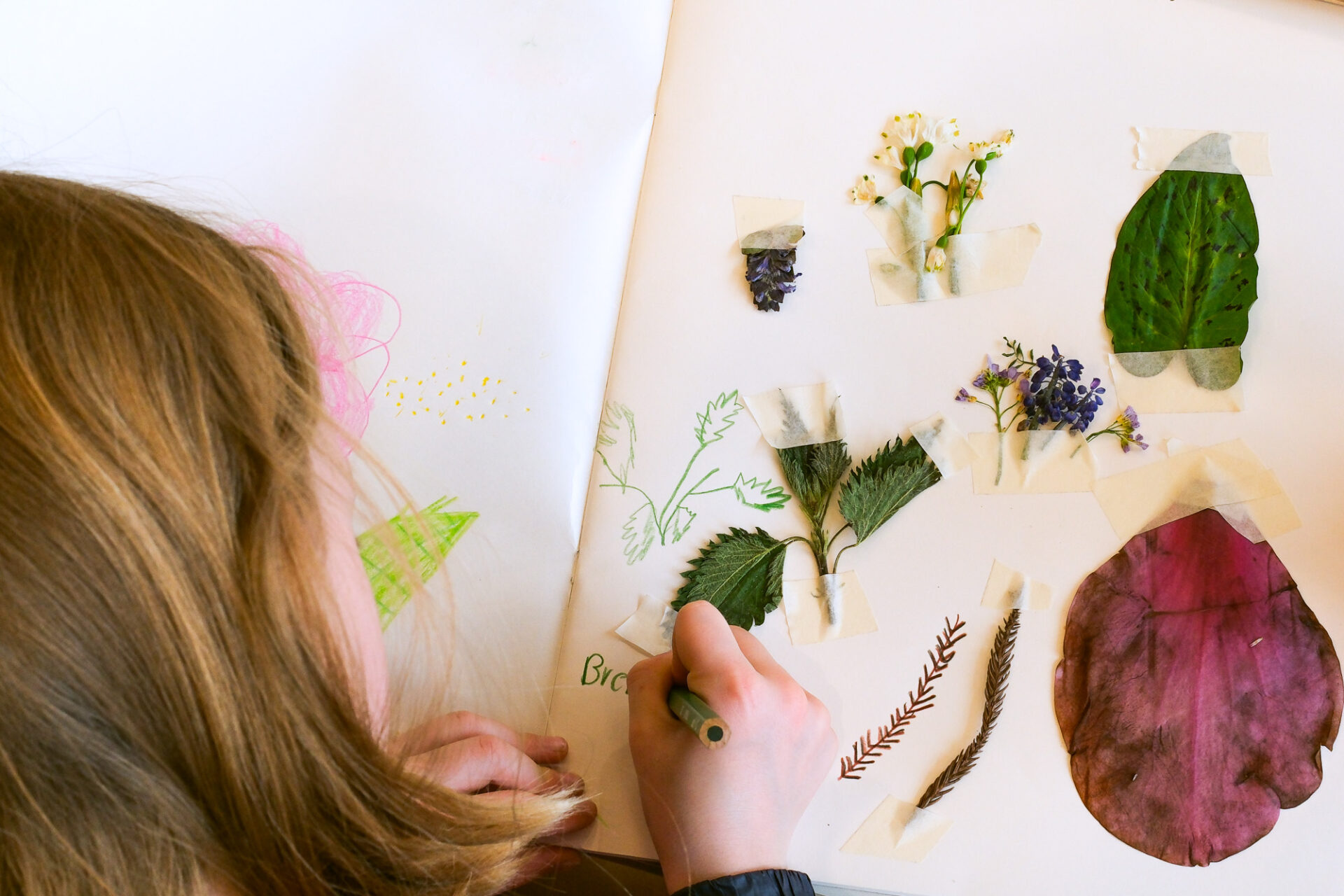 Ein Kind sammelt Gegenstände für den Workshop 