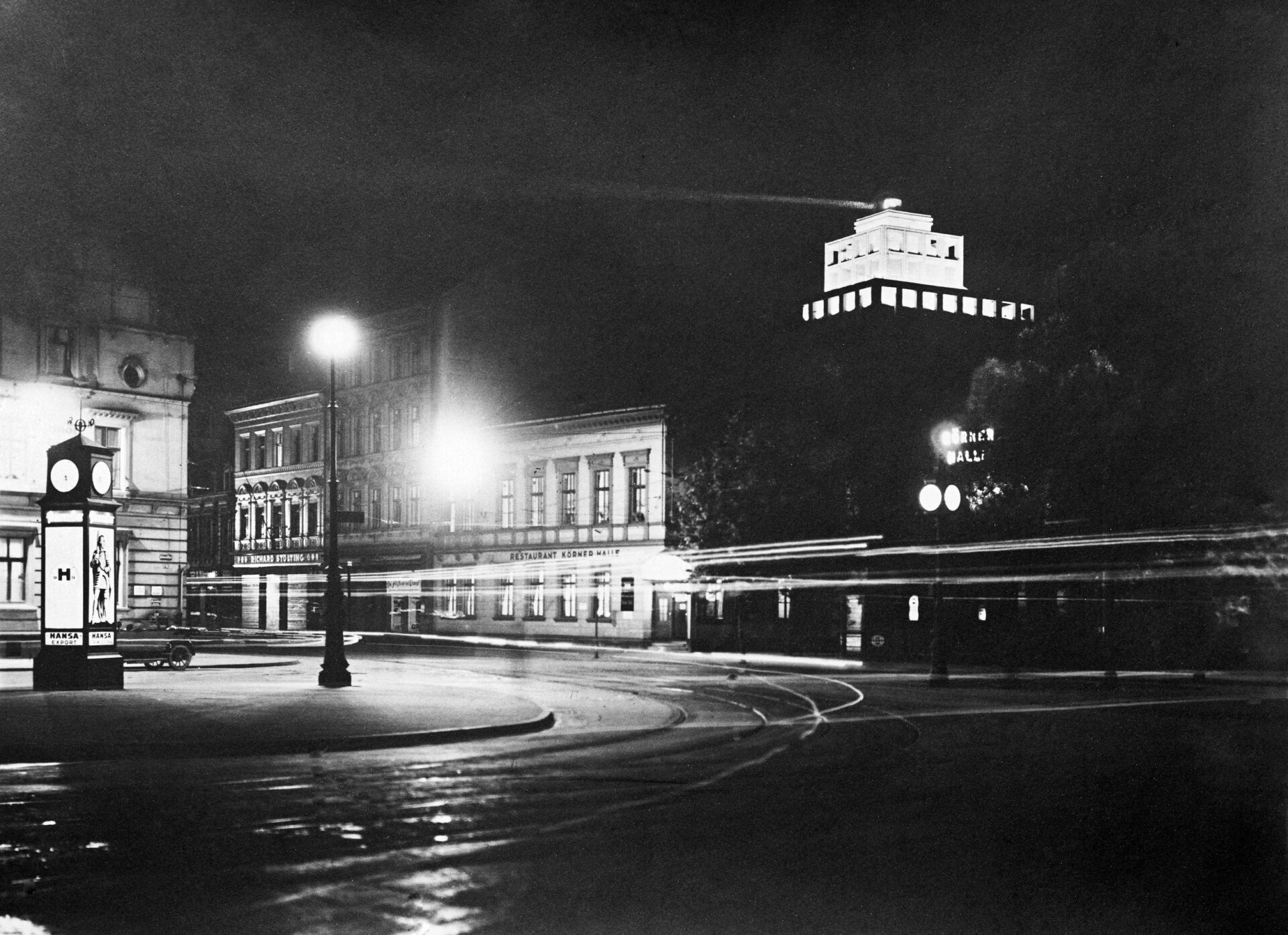 Nächtlicher Körnerplatz mit beleuchtetem Gebäude der Dortmunder Union-Brauerei © LWL-Medienzentrum für Westfalen