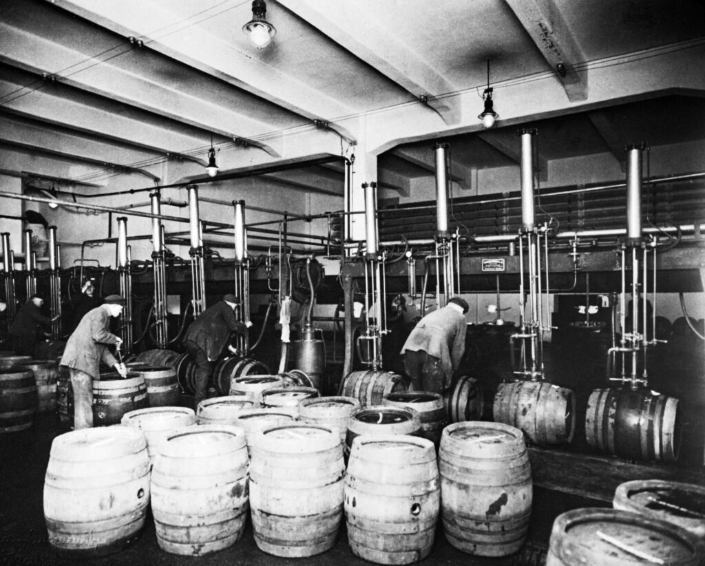 Fassabfüllung im Bierbahnhof der Dortmunder Union- Brauerei © LWL-Medienzentrum für Westfalen | Uhlmann-Bixterheide, Wilhelm