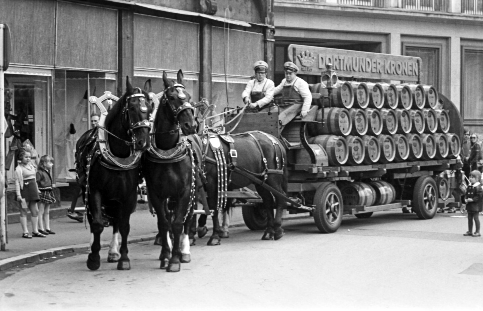 Castrop-Rauxel, Wittener Straße: Bierkutsche der Privatbrauerei "Dortmunder Kronen", eine der ältesten Brauereien in Westfalen, 1972.