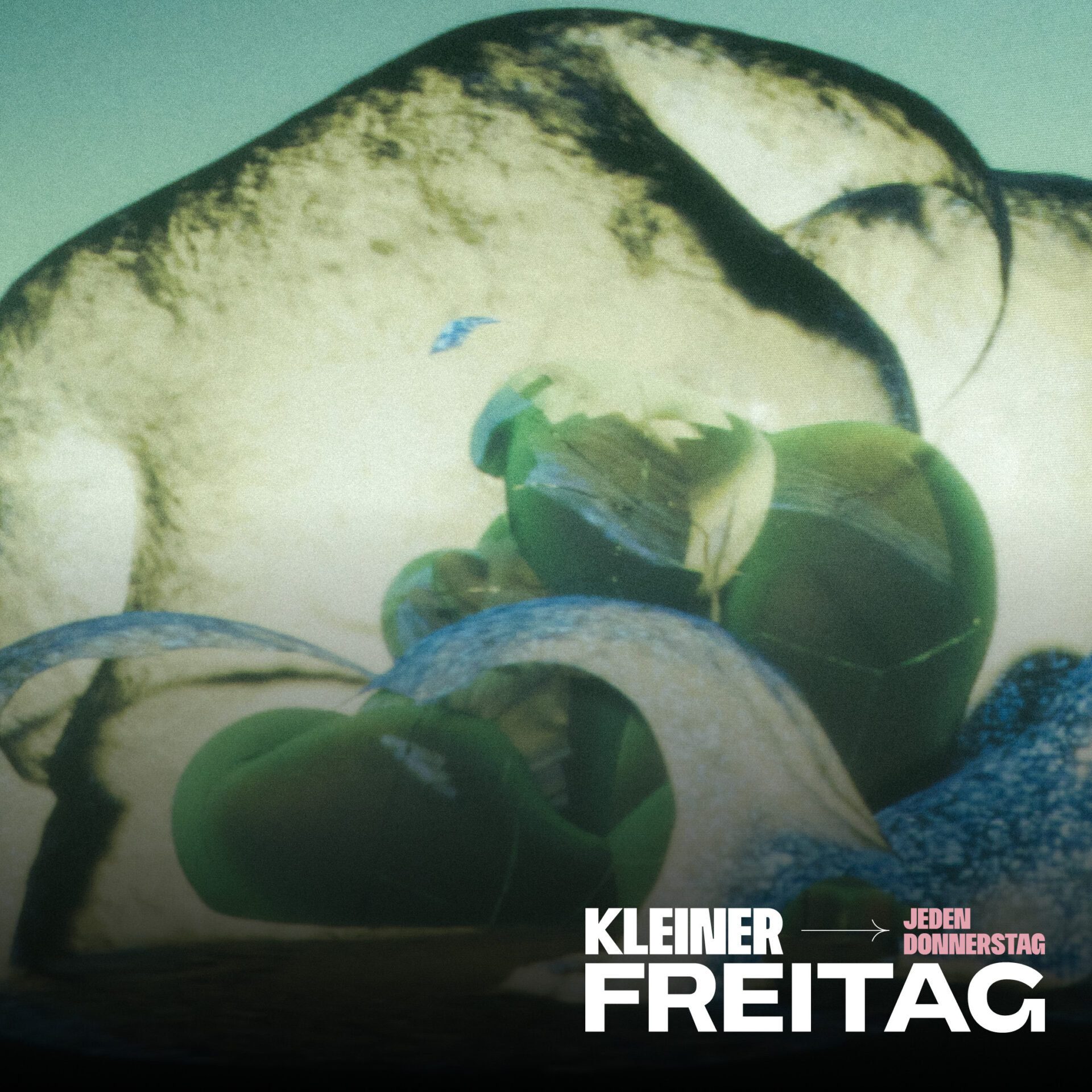 Menschlicher Oberkörper mit verschlungenen grünen Blättern