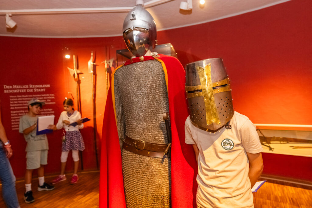 Als Ritter verkleidete Besucher*innen im Kindermuseum Adlerturm