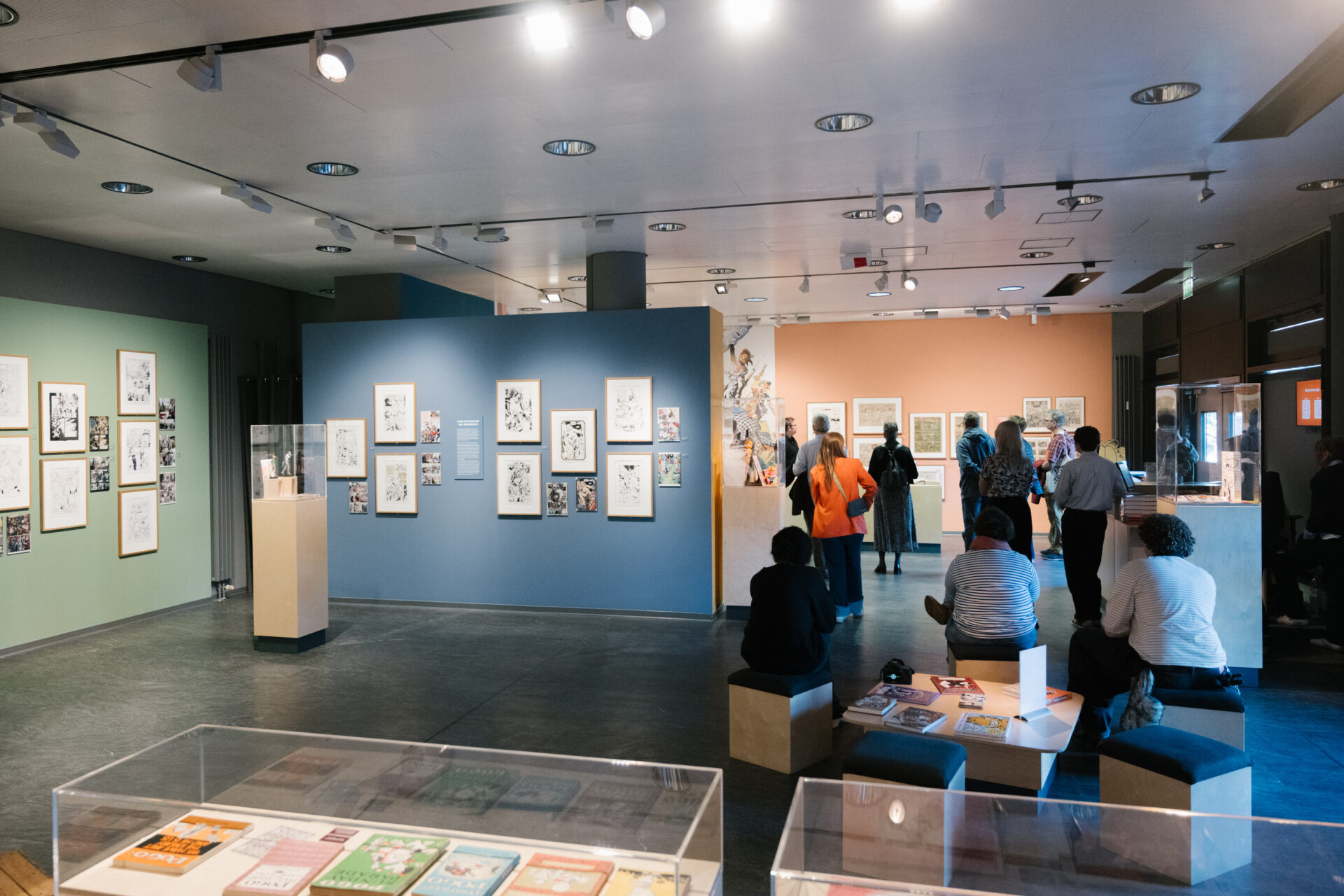 Besuchende in der neuen Ausstellung 