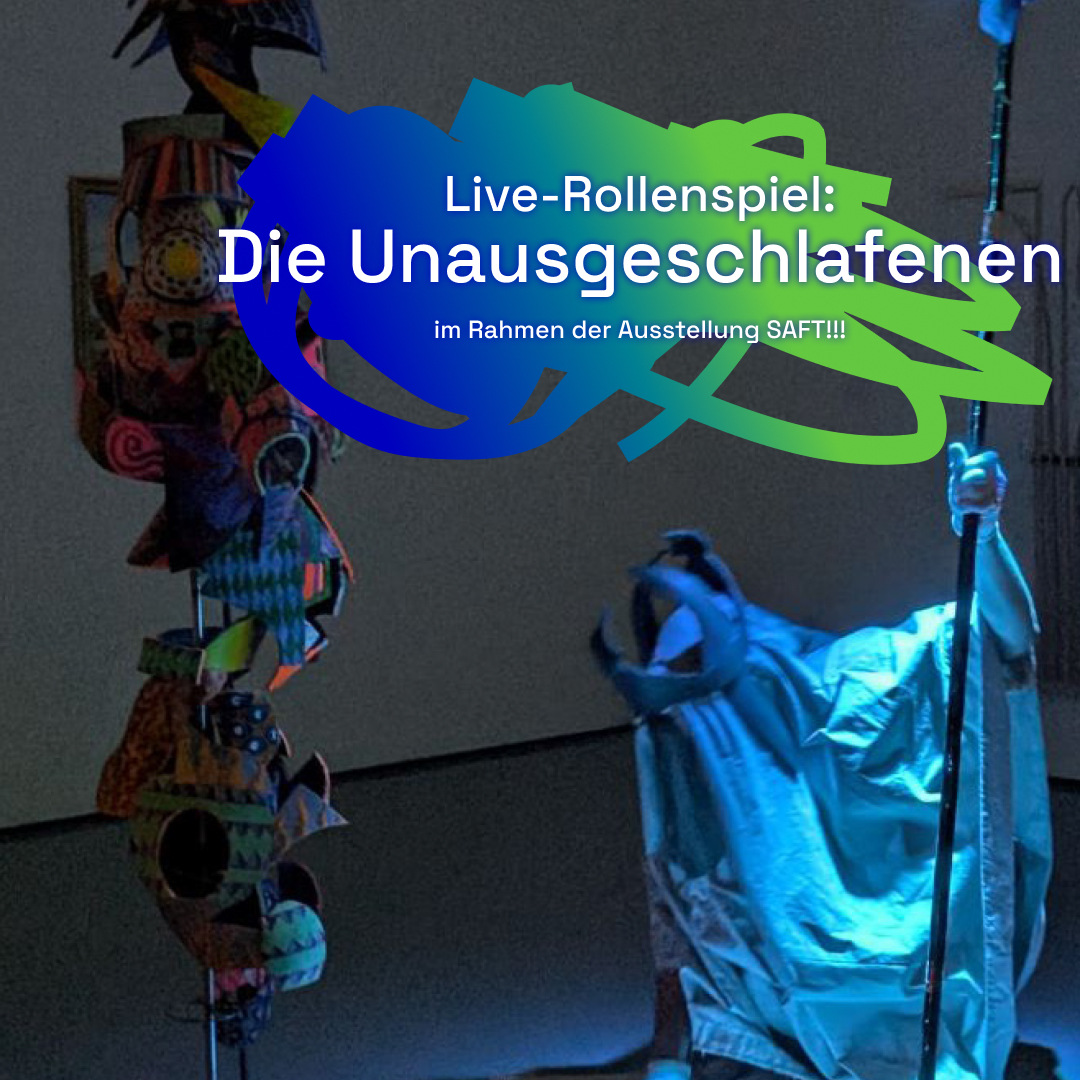 Eine eingehüllte Person hält einen Stab, der sie in blaues Licht beleuchtet, während sie auf dem Boden hockt.