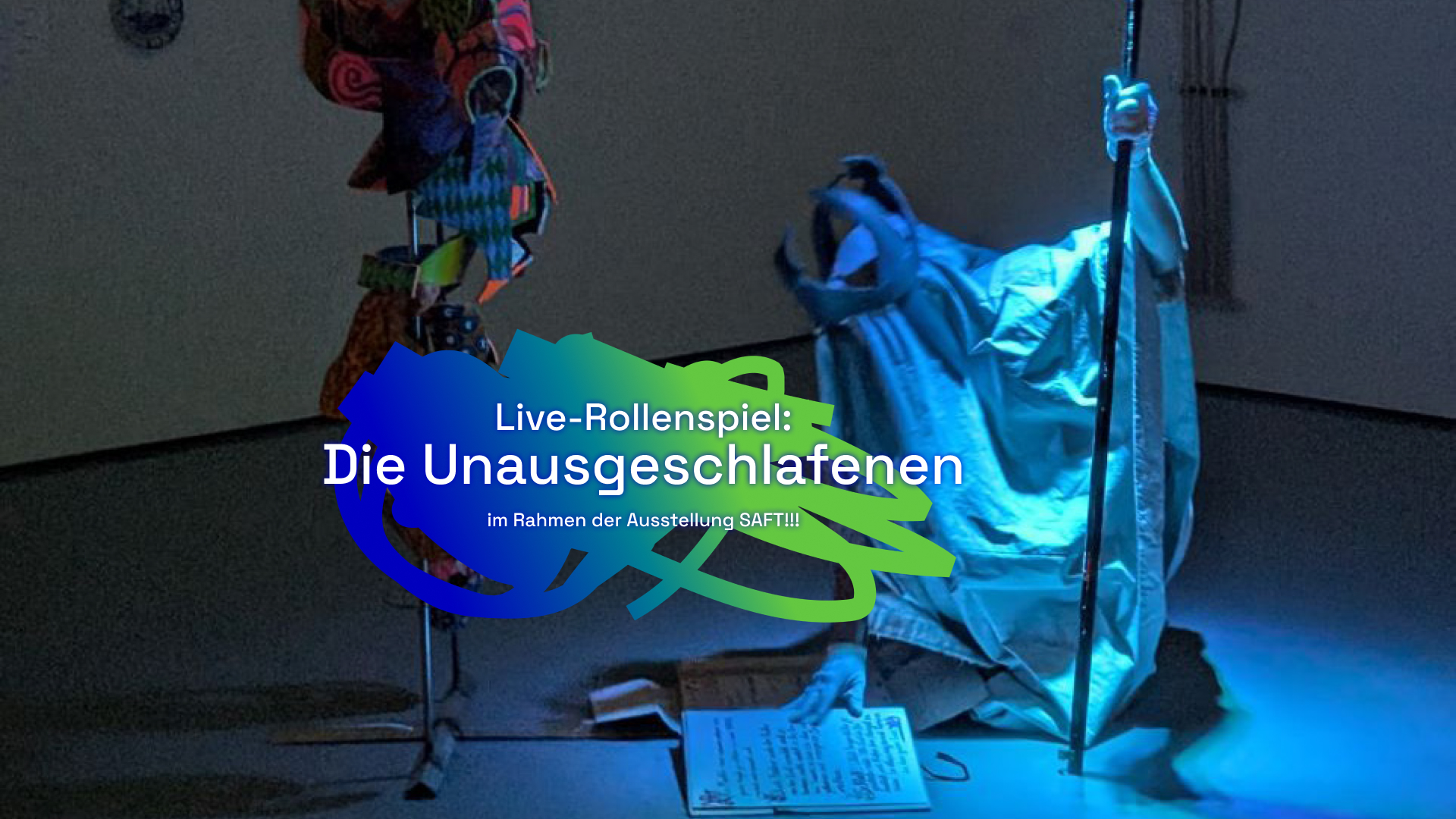 Eine eingehüllte Person hält einen Stab, der sie in blaues Licht beleuchtet, während sie auf dem Boden hockt und aus einem Buch, das auf dem Boden liegt, zu lesen scheint.