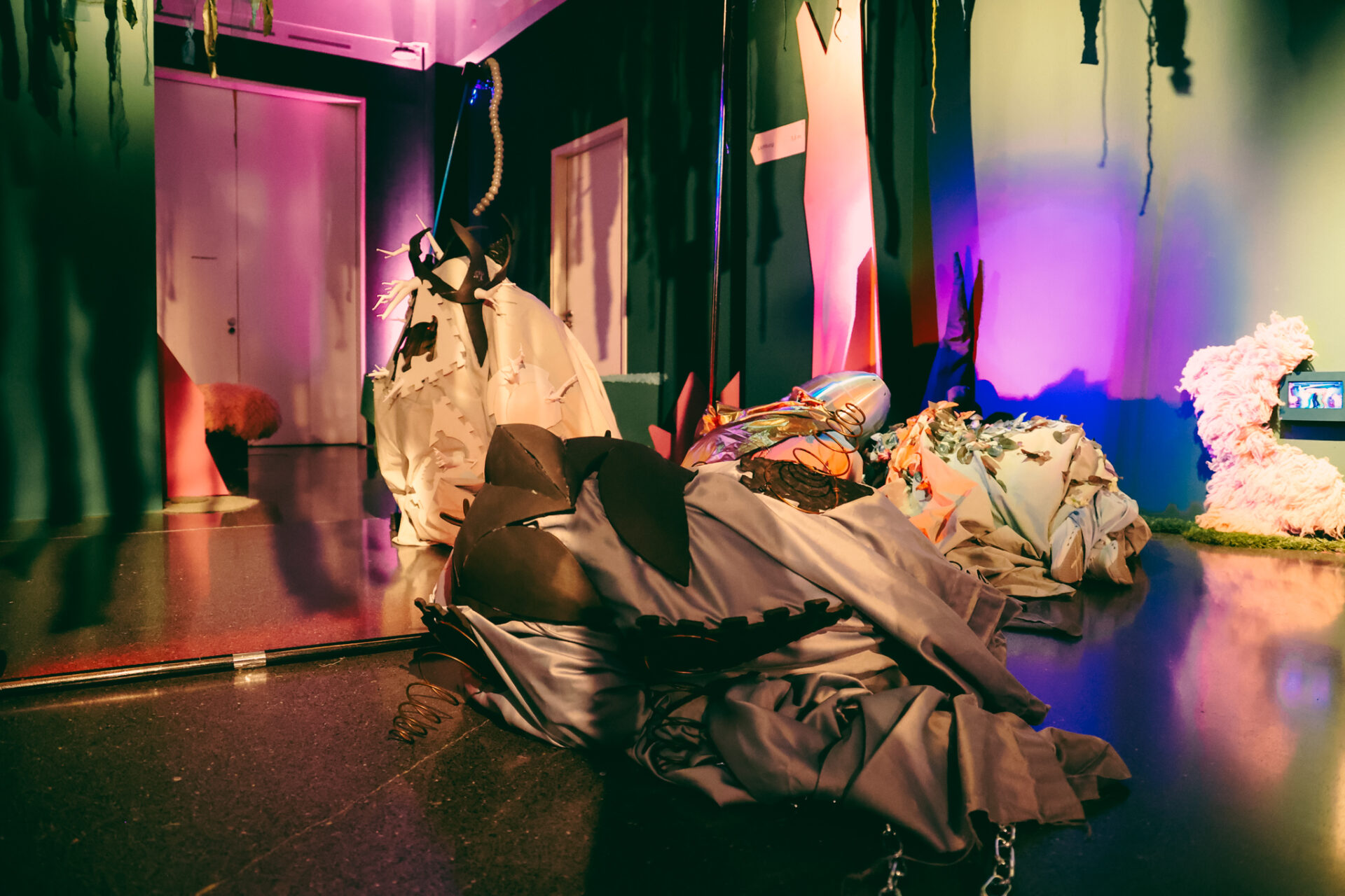 Verhüllte Gestalten bei der Performance 