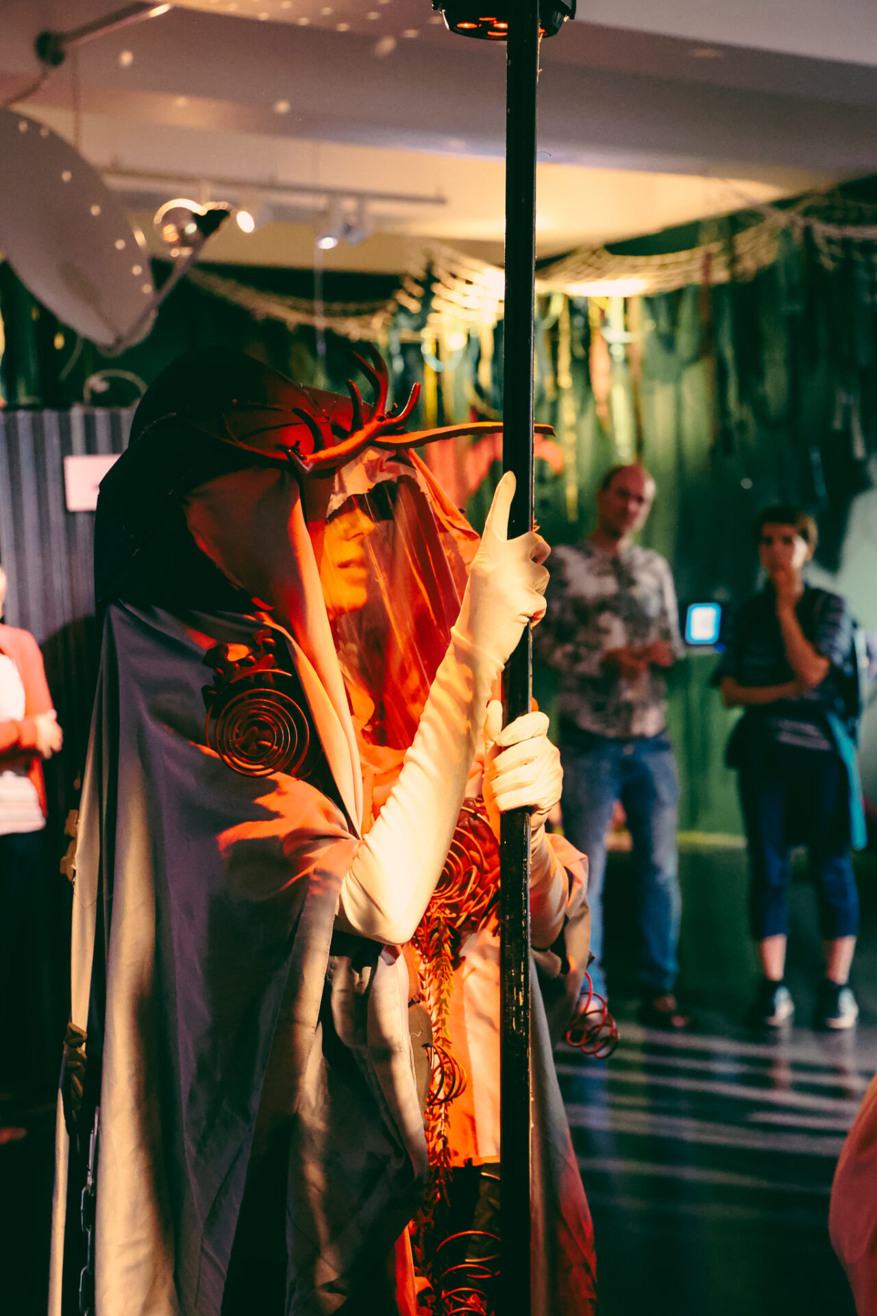 Eine verhüllte Gestalt bei der Performance 