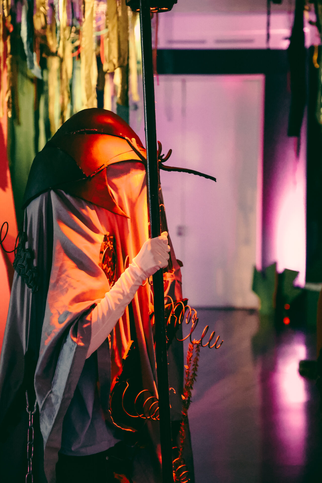 Eine verhüllte Gestalt bei der Performance 