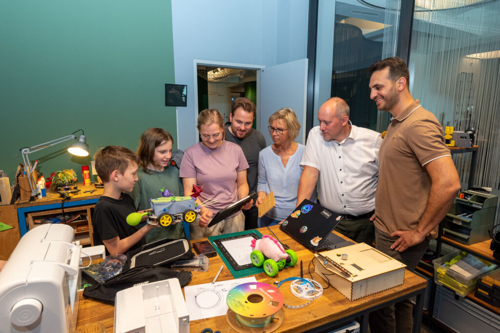 Personen im Makerspace der uzwei