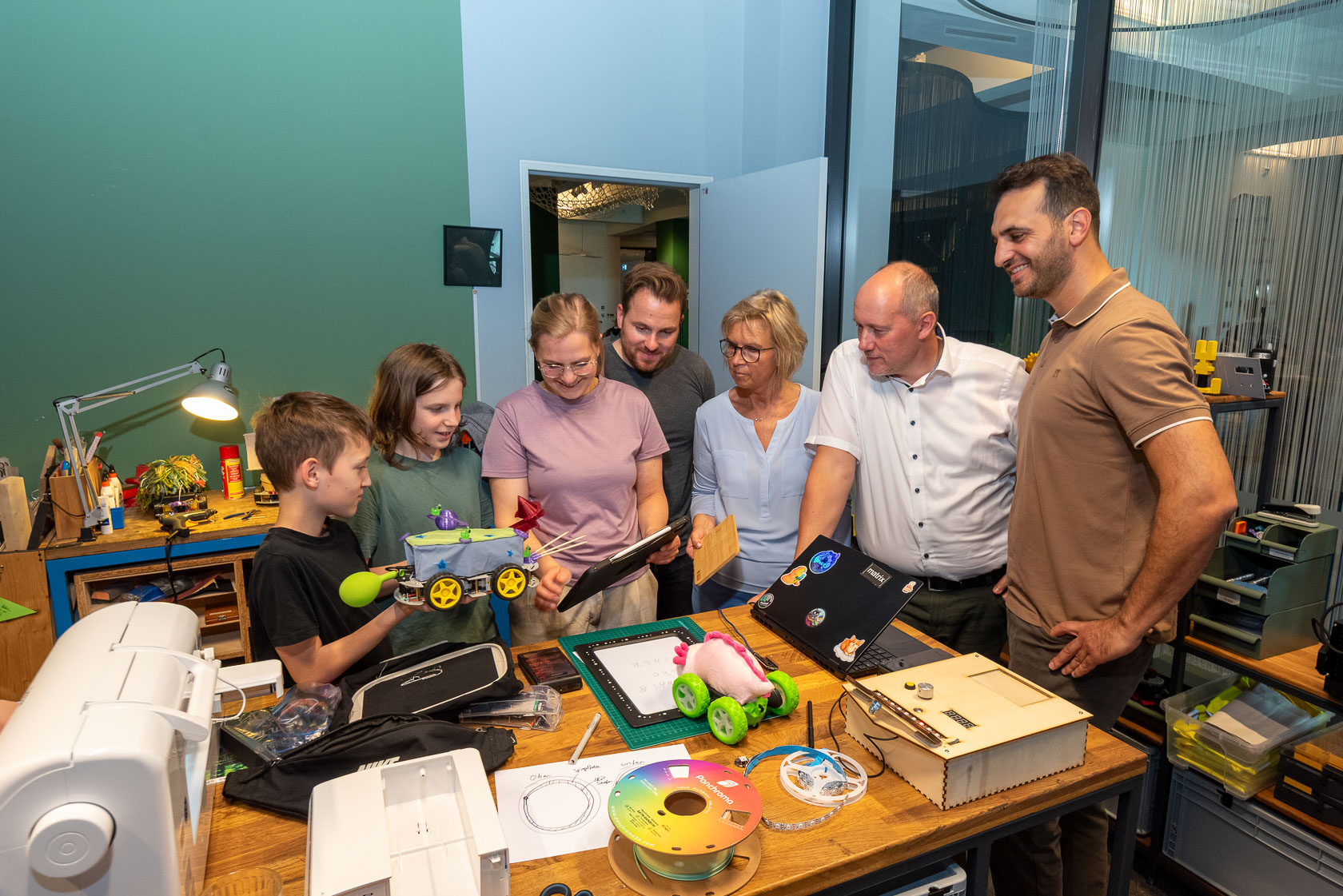 Personen im Makerspace der uzwei