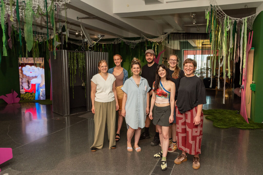 Viv Lennert, künstlerische Leitung der Ausstellung „SAFT!!!“, gemeinsam mit Judith Brinkmann, Leiterin der uzwei im Dortmunder U, Mirjam Gaffran, Leiterin der uzwei im Dortmunder U, Annika, Paula, Philip Rabe, Technische Leitung der Ausstellung, und Laura Tontsch, Story- und Guide-Entwicklung, beim Medienrundgang zur interaktiven Escape-Room-Ausstellung „SAFT!!!“ auf der uzwei im Dortmunder U